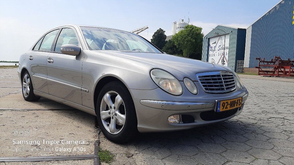 Mercedes-Benz E-Klasse 1.8 E200 Kompressor Sedan AUT 2004, Auto's, Automaat, Dealer onderhouden, Achterwielaandrijving, Beige