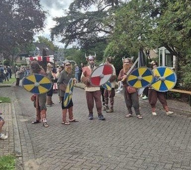 16 Vikingpakken met leren en bont accessoires, Ophalen, Gebruikt, Pak of Jurk