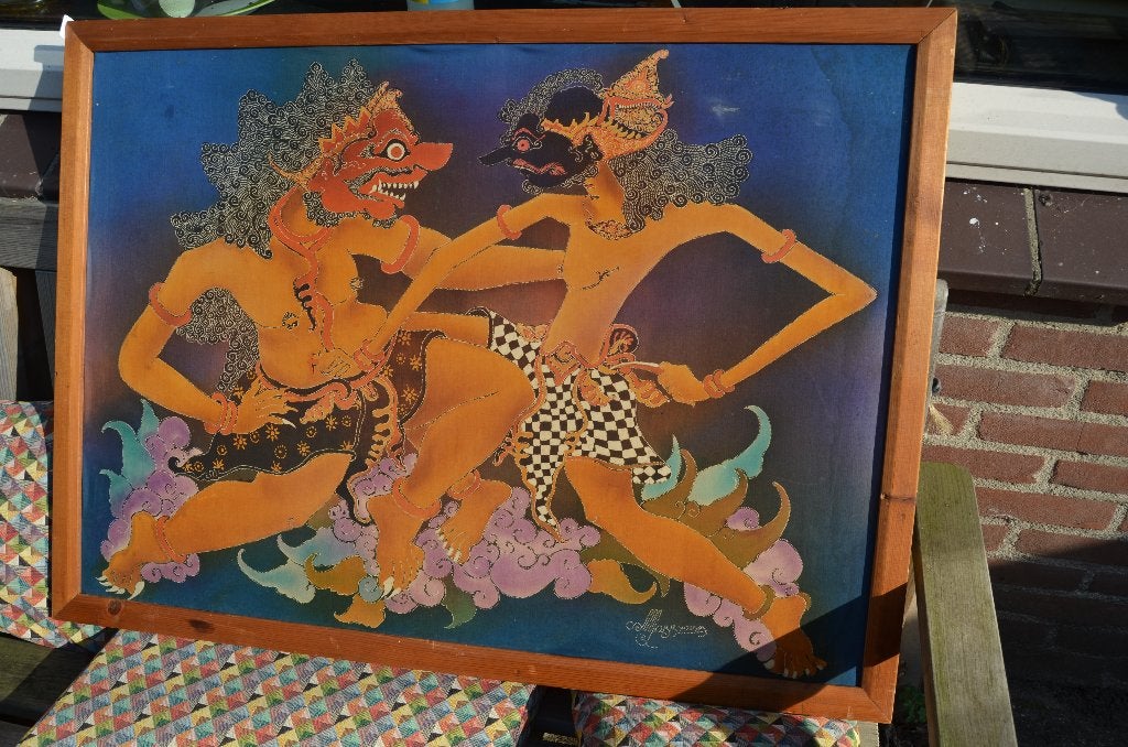 Grote gesigneerde batik 2 vechtende goden/demonen? Indonesie, Ophalen of Verzenden, 71 cm, Indonesië, Meerkleurig