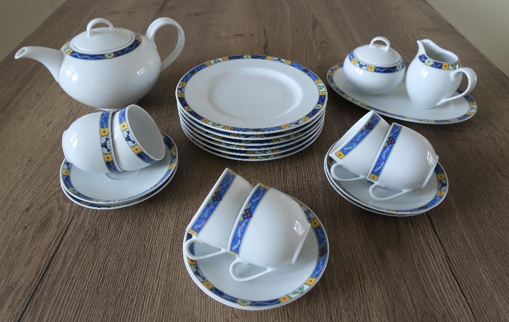 Een mooi ontbijt service met oa theepot en ontbijtbordjes, Ophalen of Verzenden, Zo goed als nieuw, Overige stijlen, Porselein