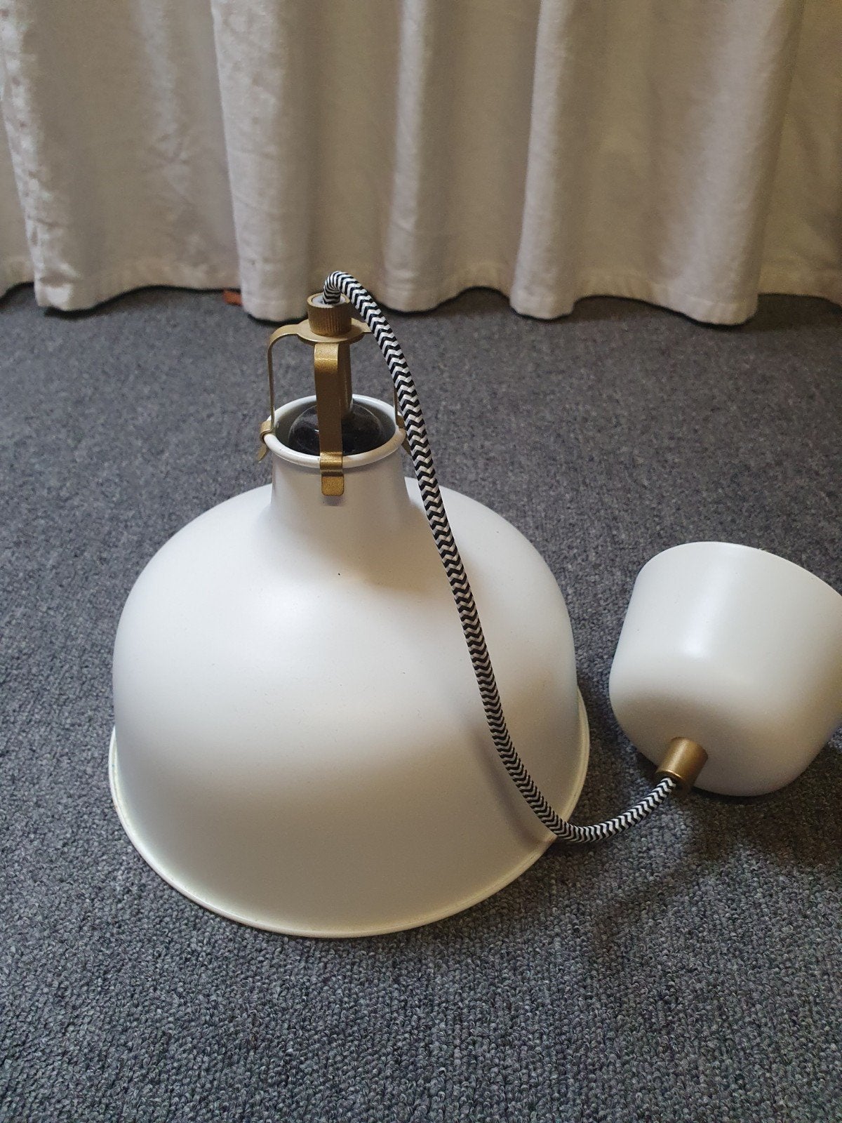 Witte hanglamp met textielkabel en messing details, Huis en Inrichting, Modern, Scandinavisch, Metaal, Zo goed als nieuw, E27 (groot)