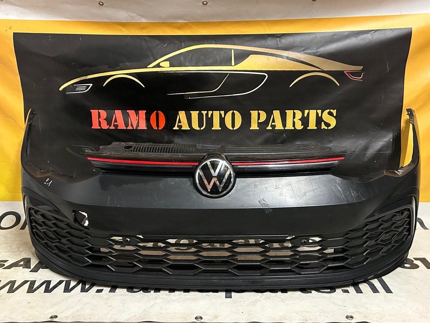 VOORBUMPER VW GOLF 8 VIII GTI 2020-2025 ORGINEEL MET GRILL L, Gebruikt, -, -, Ophalen of Verzenden
