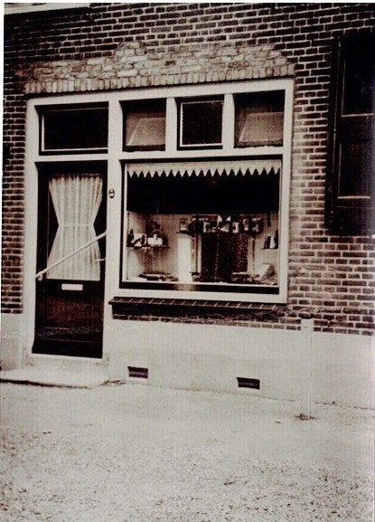Oude foto van een winkelpand met etalage, Ophalen of Verzenden, 1920 tot 1940, Ongelopen, Zuid-Holland