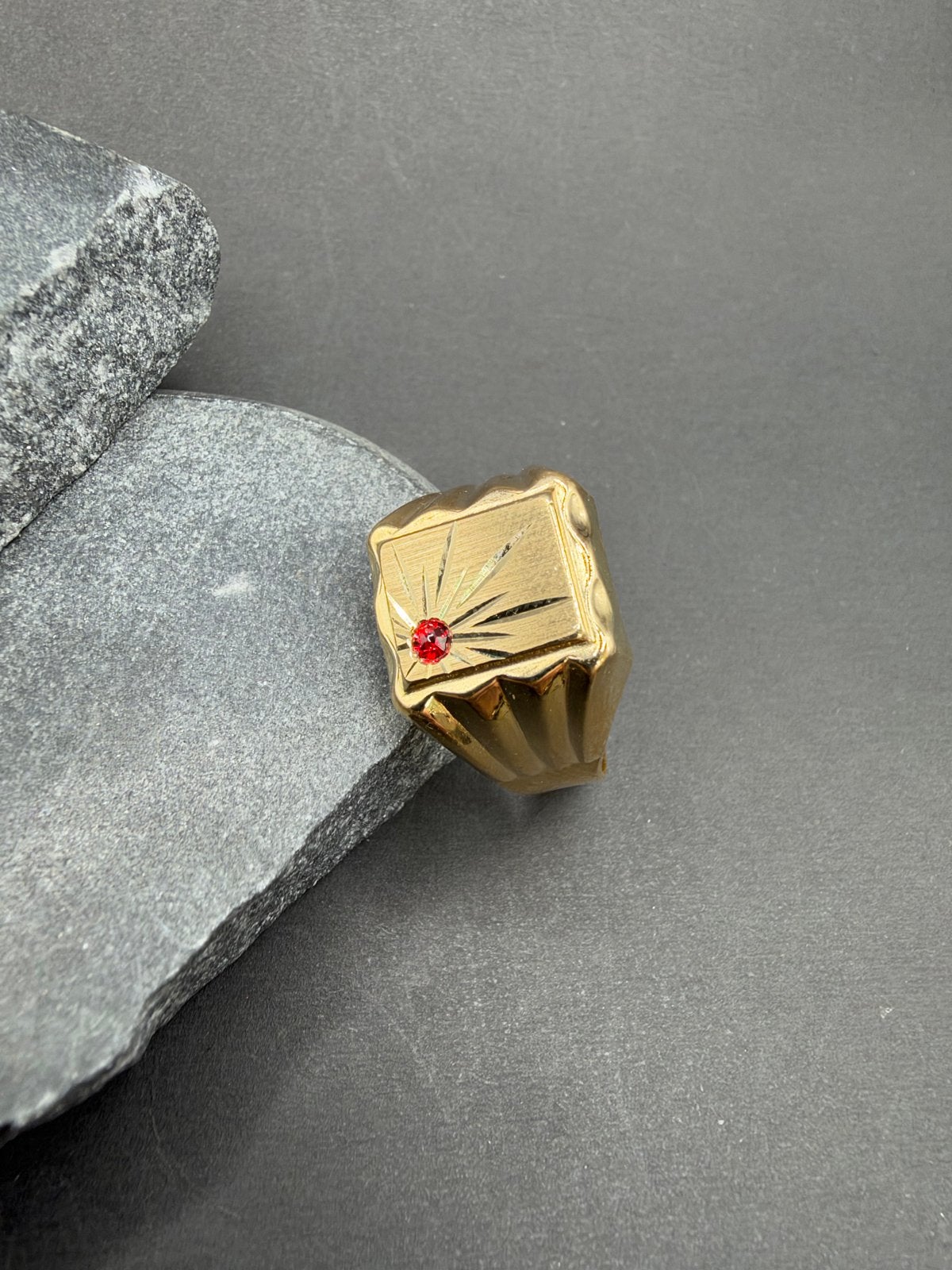 18k Gouden Ring met Robijn - Klassiek Design, 19 tot 20, Nieuw, Ophalen of Verzenden, Dame of Heer