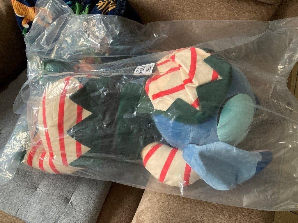 Nieuwe Stitch kerst knuffel Cuddleez ( Disney Store ), Verzamelen, Ophalen of Verzenden, Overige figuren, Nieuw, Knuffel
