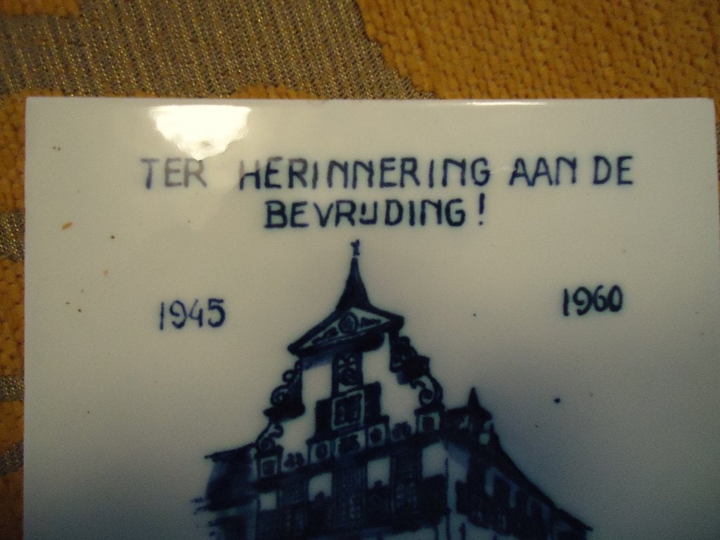 1945 Naaldwijk herinnerings tegel Delft's blauw, Verzamelen, Militaria | Tweede Wereldoorlog, Verzenden, Overige soorten, Nederland