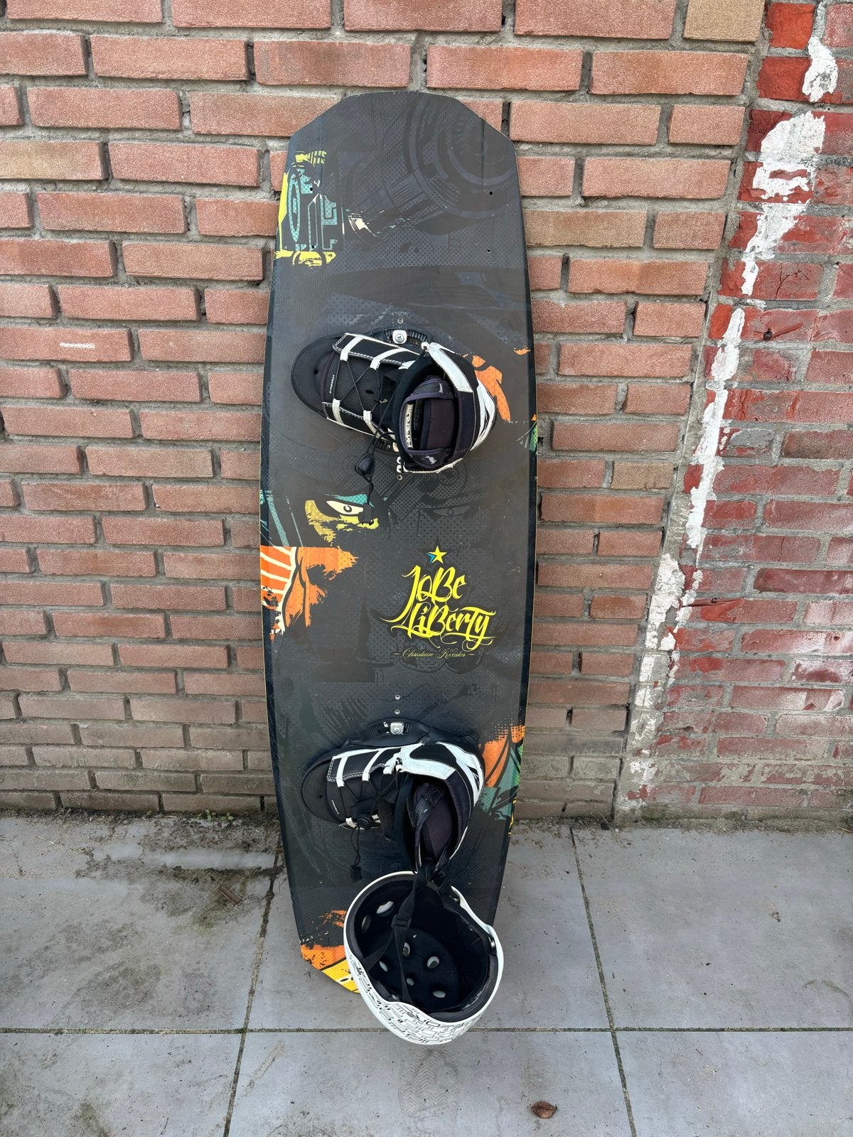 Jobe Liberty Wakeboard 140cm met bindingen en helm, Watersport en Boten, Ophalen, Gebruikt, Board en Schoenen