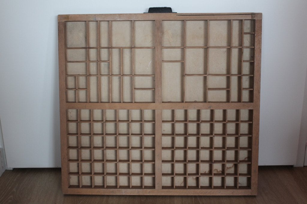 Vintage originele letterbak van Croon, 53 x 57 cm, Gebruikt, Industrieel, Hout, Bruin