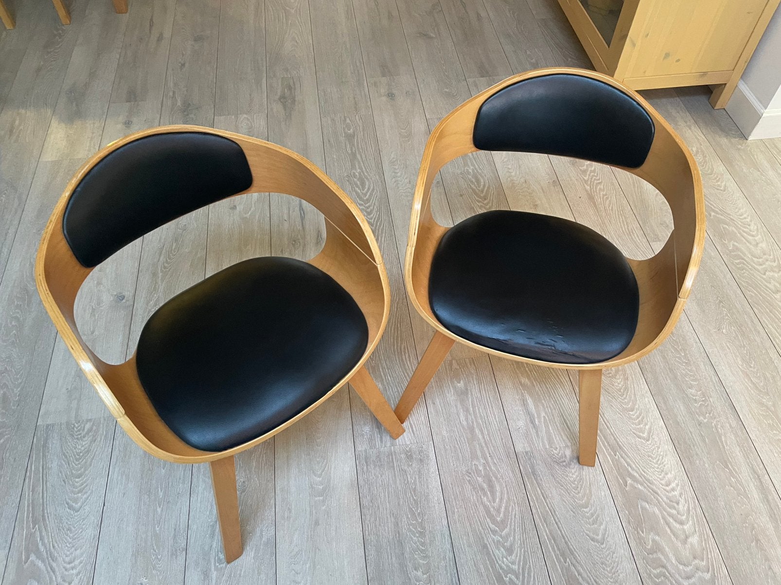 2 leuke stoelen hout met kussen en armleuningen, Huis en Inrichting, Ophalen, Twee, Bruin, Leer
