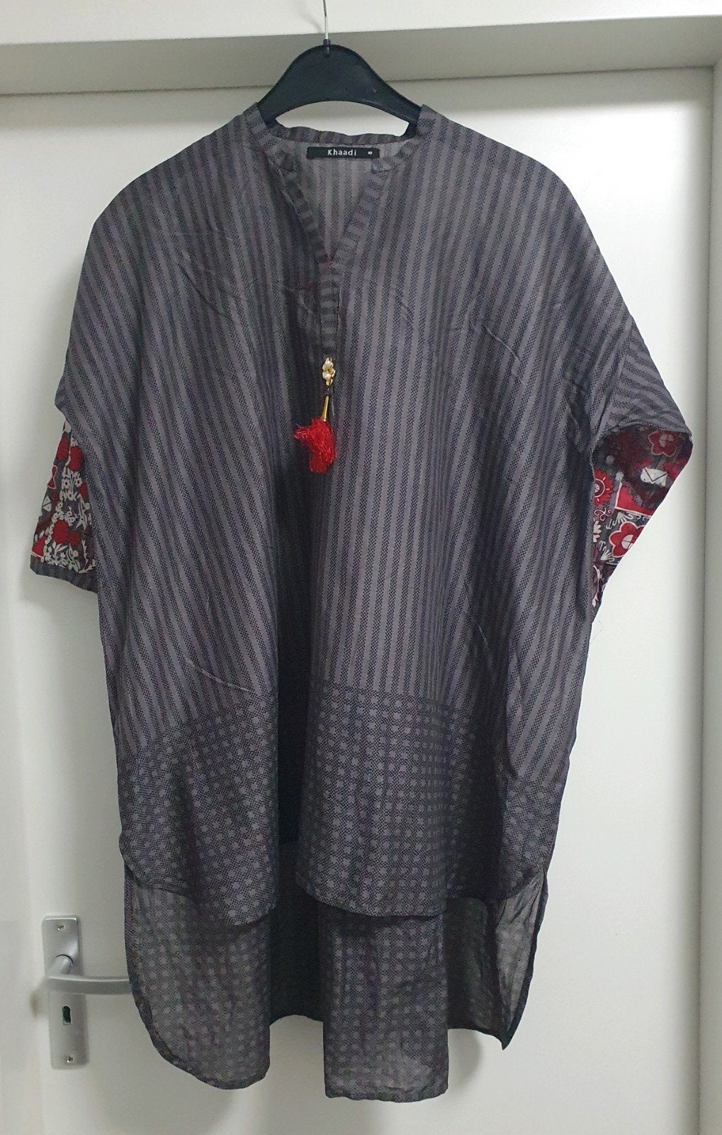 Khaadi Tuniek/Kurta met Rode Bloemenprint - Maat 10 S, Ophalen of Verzenden, Zo goed als nieuw, Grijs, Khaadi
