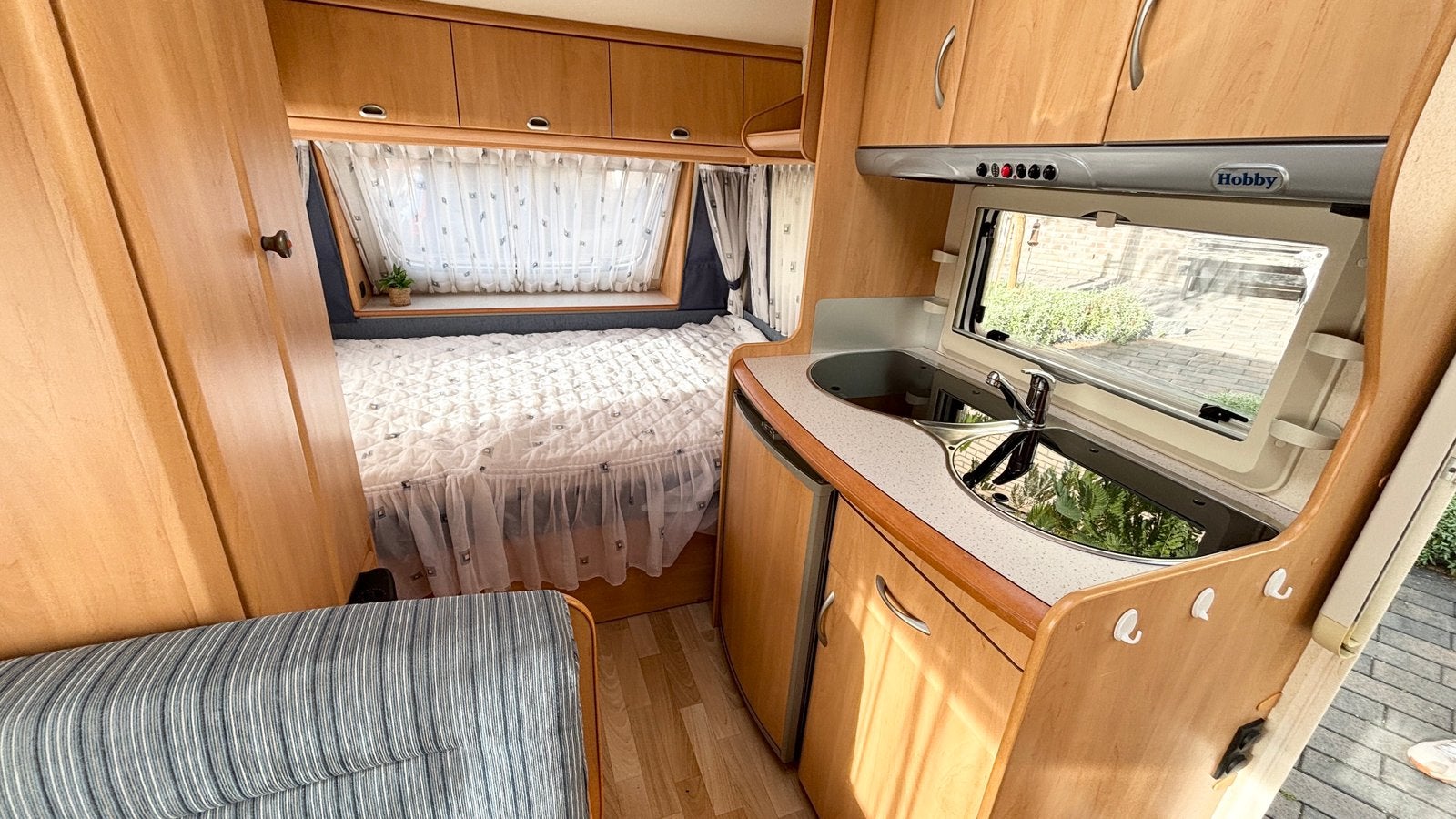 Hobby de luxe easy 400SF met vast bed, voortent en luifel, Vast bed, Hobby, Treinzit, 750 - 1000 kg