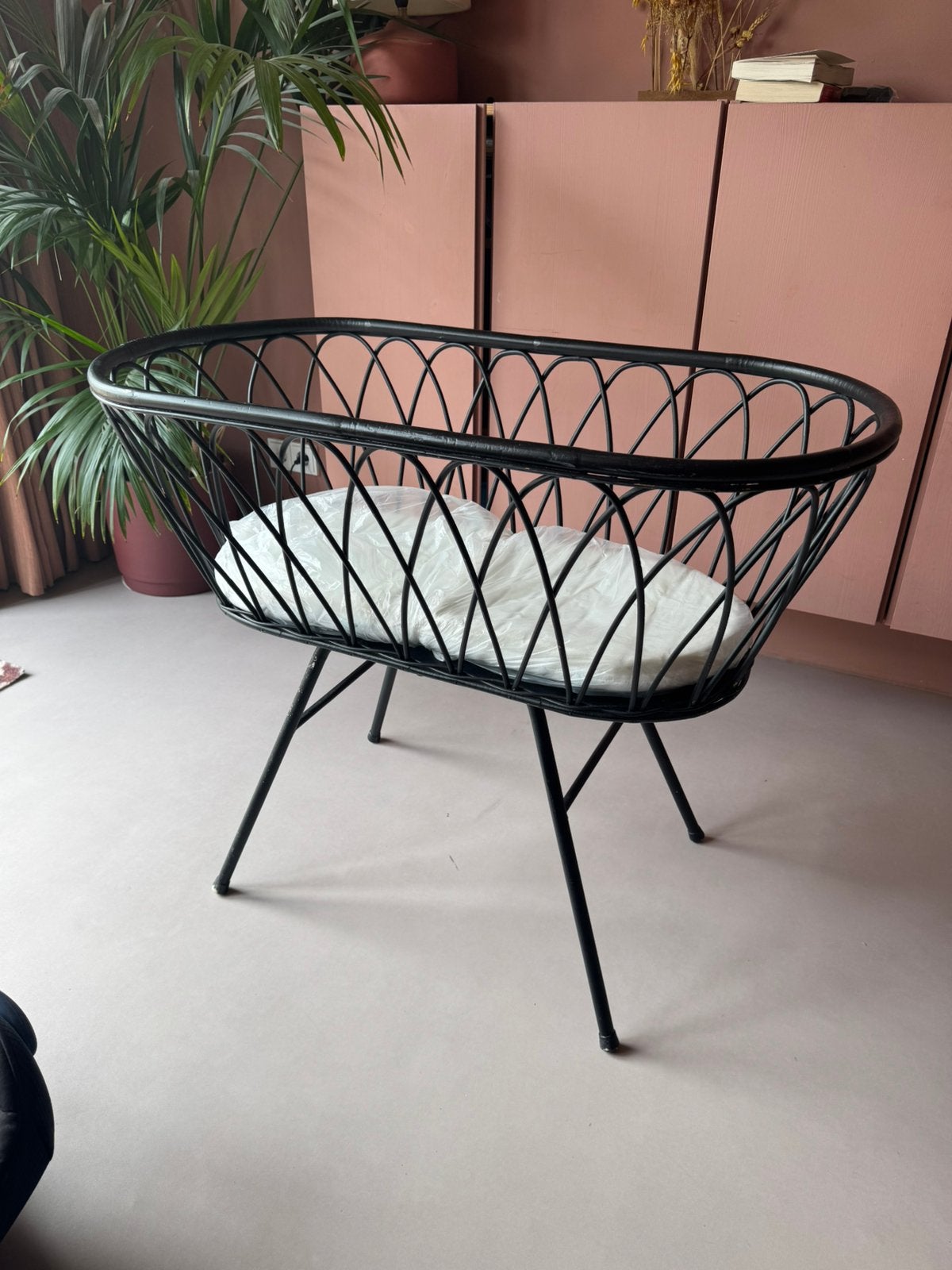 Baby wieg rotan zwart, Ophalen, Zo goed als nieuw, Wieg