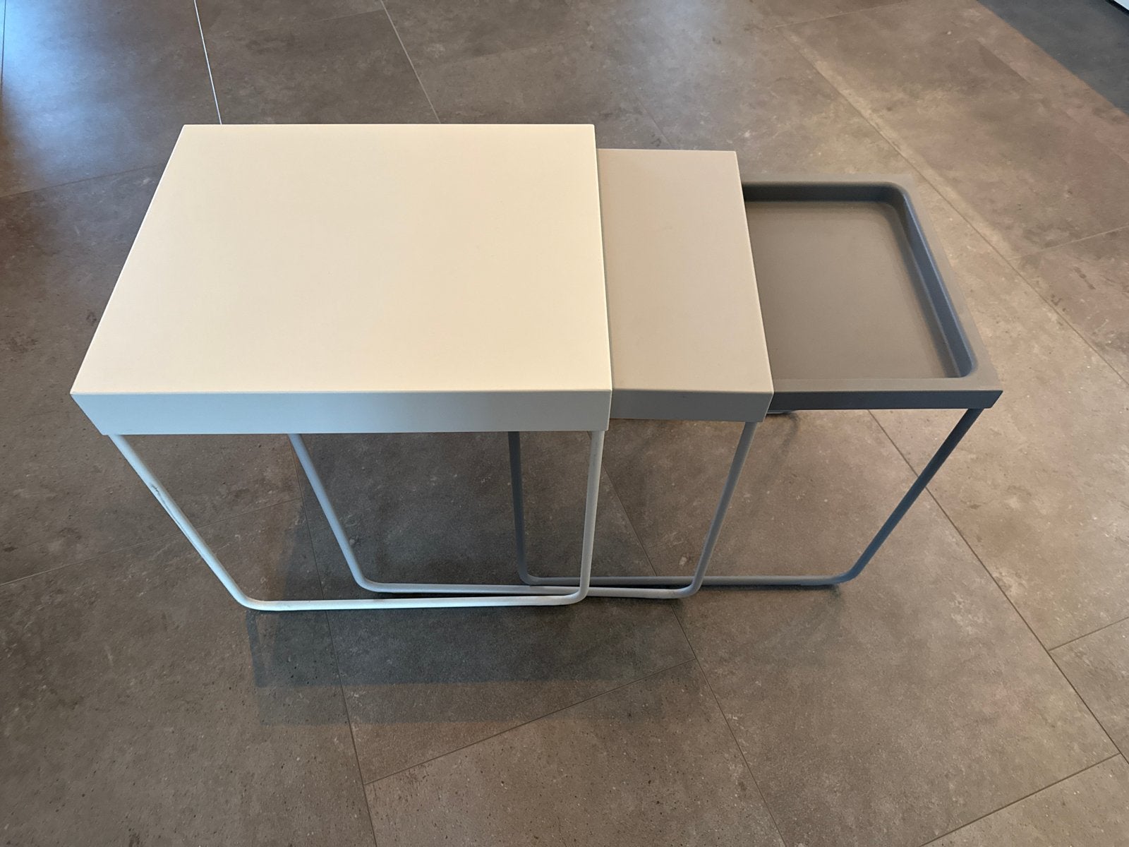 Set van 3 moderne bijzettafels - wit en grijs, Huis en Inrichting, Tafels | Bijzettafels, Minder dan 55 cm, Metaal of Aluminium