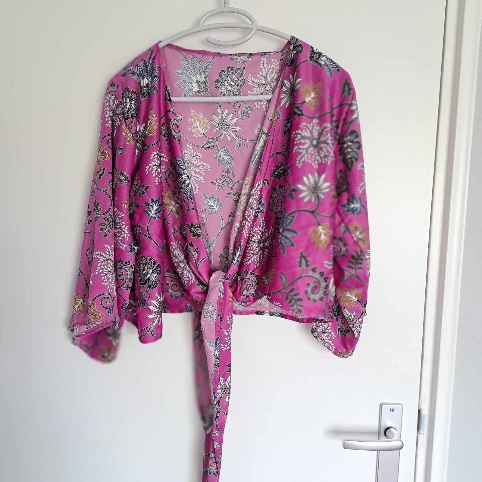 knoop vestje, roze bloemen, bolero style one size, Ophalen of Verzenden, Zo goed als nieuw, Roze