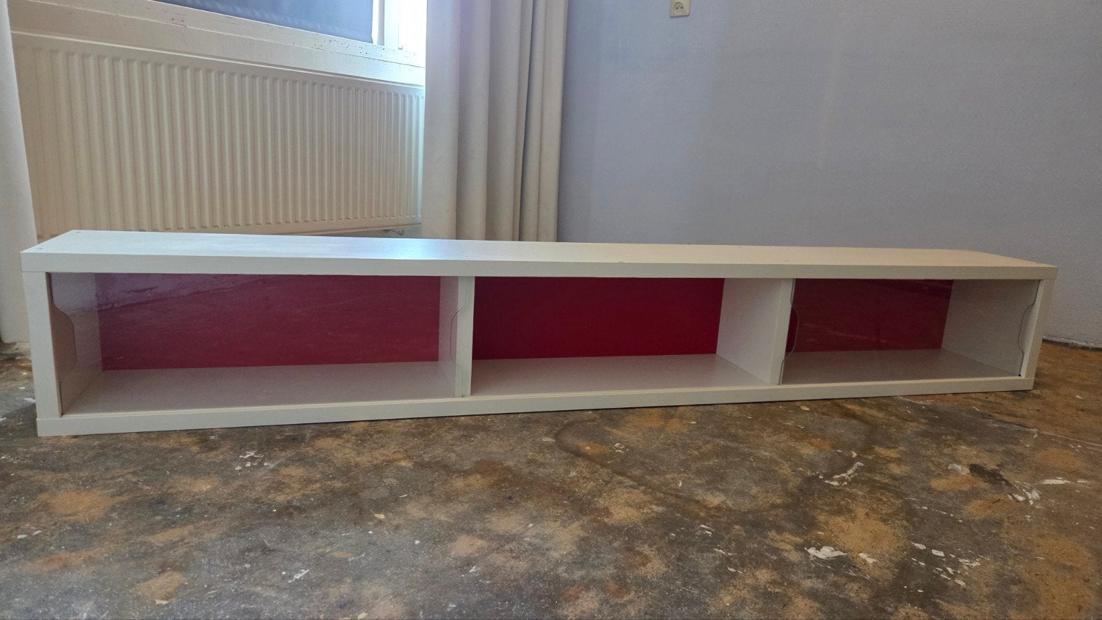 Witte kast met rode achterwand en glazen schuifdeuren, Huis en Inrichting, Ophalen, Gebruikt, Glas, 200 cm of meer