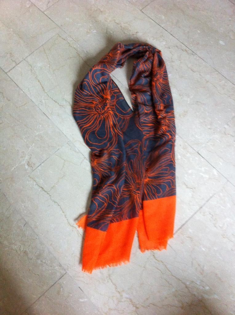 Dames shawl Oranje, Kleding | Dames, Ophalen of Verzenden, Zo goed als nieuw, Maat 46/48 (XL) of groter, Sjaal