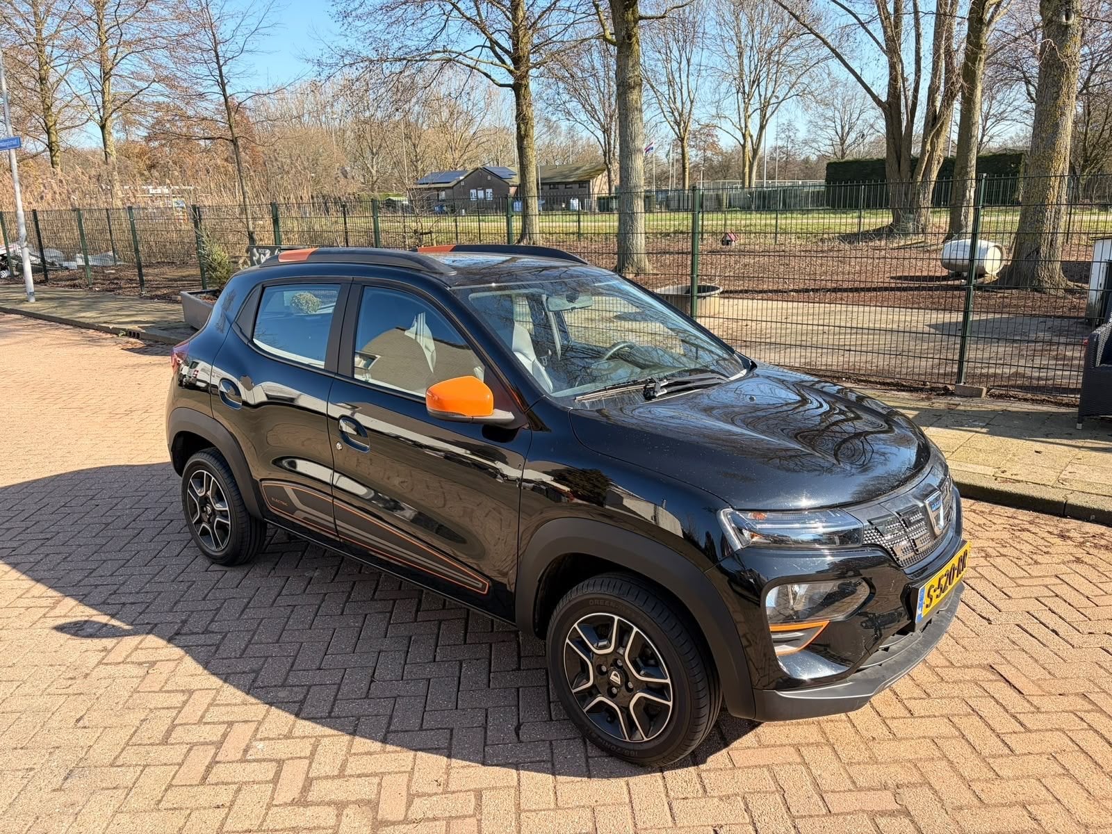 Dacia Spring Electric 45 2023 Zwart, Auto's, 38 min, 4 stoelen, Zwart, Origineel Nederlands