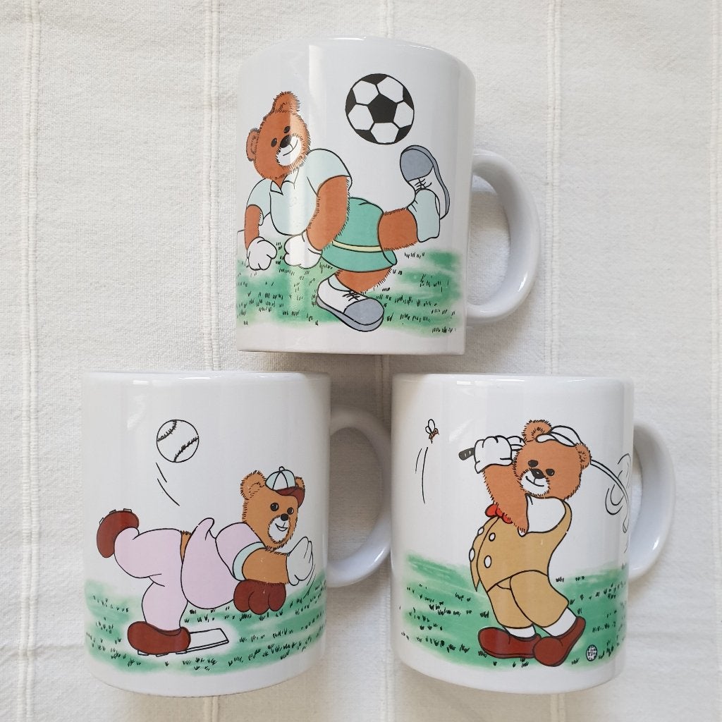 3 Leuke mokken met sportende beertjes, Gebruikt, Overige stijlen, Aardewerk, Mok