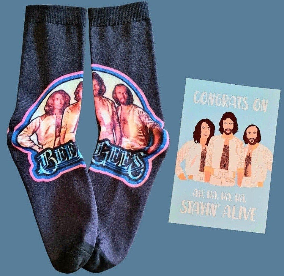 THE BEE GEES SOKKEN + VERJAARDAGS KAART THE BEE GEES, Ophalen of Verzenden, Nieuw, Overige kleuren