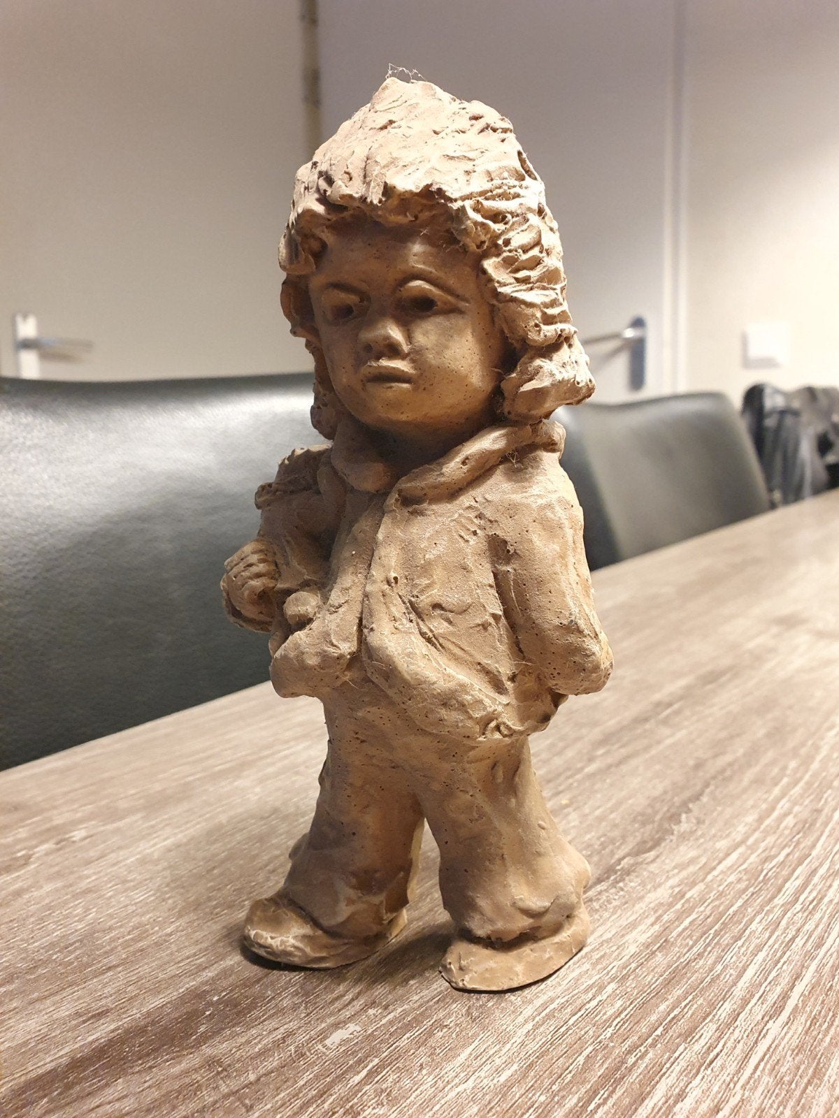 Vintage terracotta beeldje van een kind met popje, Antiek en Kunst, Overige onderwerpen, Ophalen of Verzenden, Handgemaakt, 20 - 50 cm