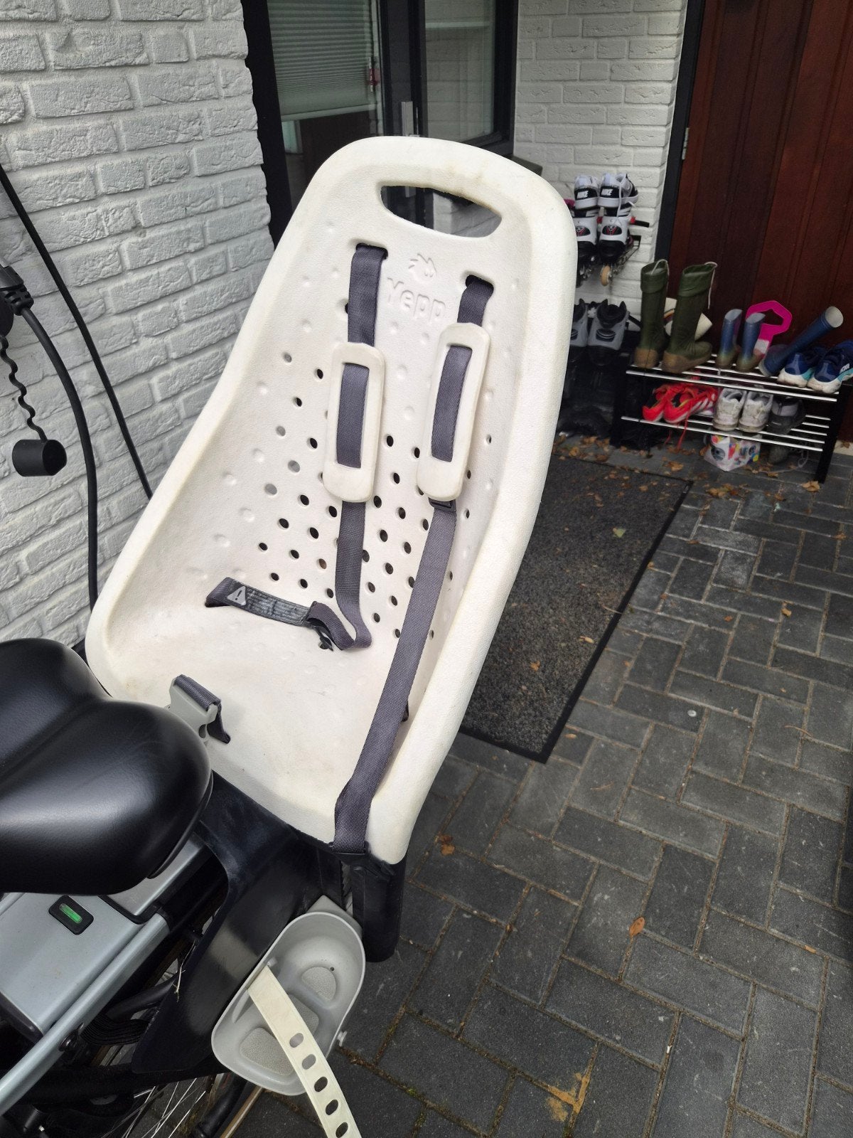 Yepp achterzitje wit, Fietsen en Brommers, Fietsaccessoires | Fietsstoeltjes, Ophalen, Gebruikt