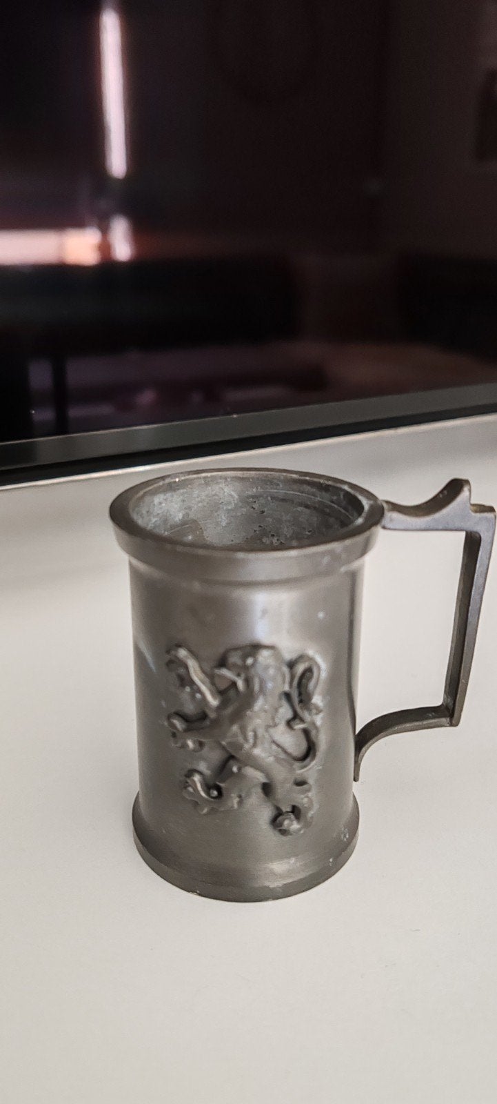 Vintage tinnen shotbekertje met leeuwenreliëf, Antiek en Kunst, Ophalen of Verzenden