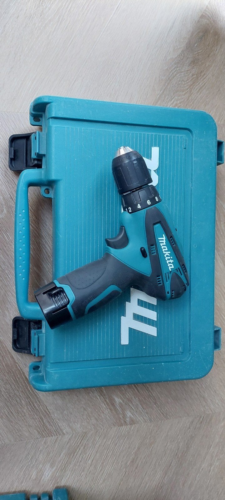 Makita DF330DWE 10.8V Accuboormachine, Ophalen of Verzenden, Gebruikt