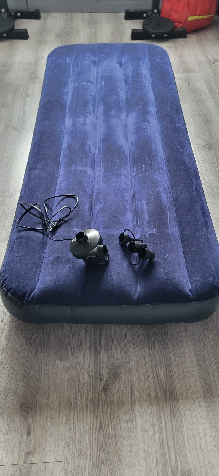 Comfortabel luchtbed met pomp, Ophalen of Verzenden, Zo goed als nieuw, 1-persoons