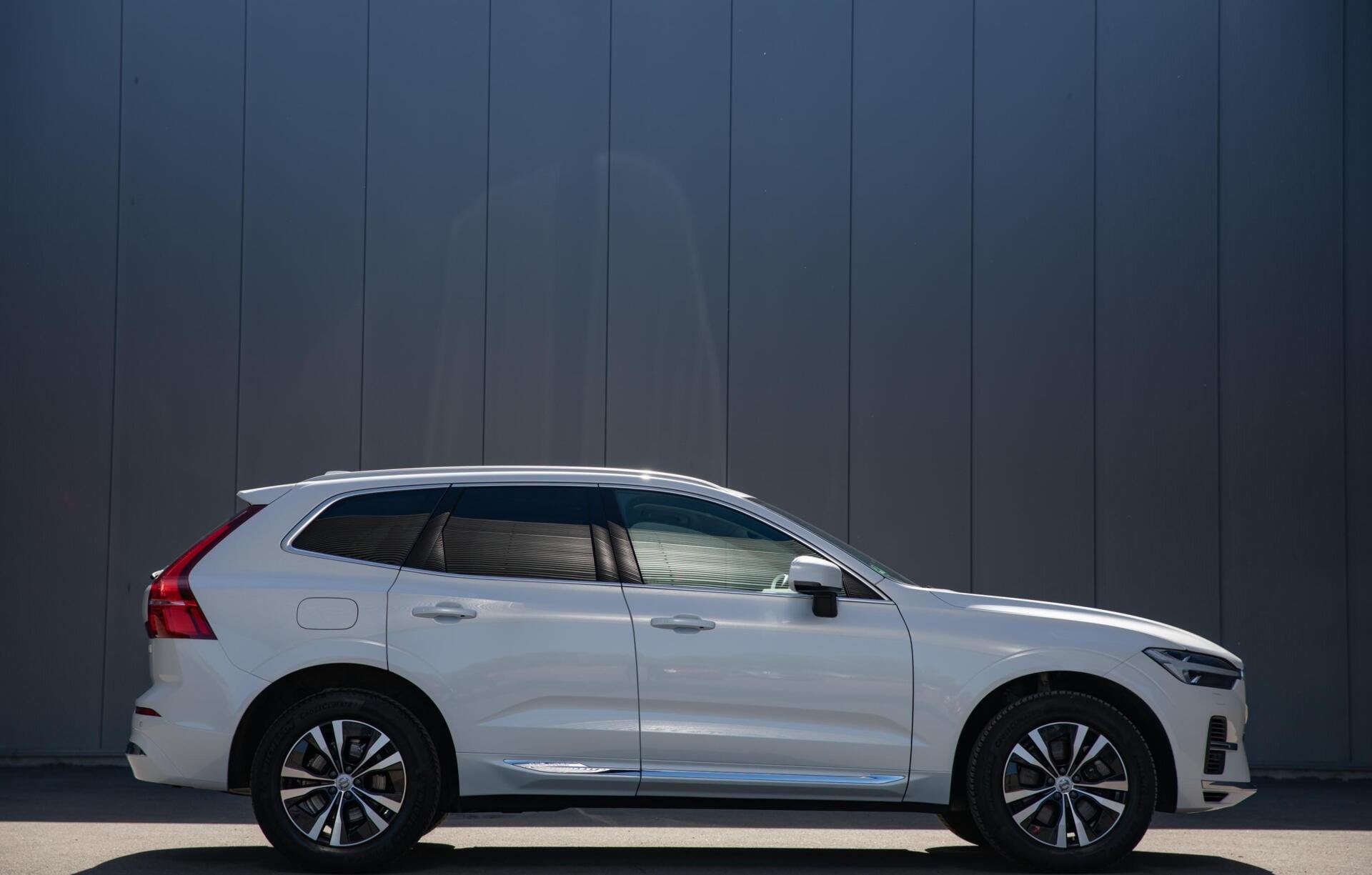 Volvo XC60 2.0 T6 Plug-in hybrid AWD Core Bright Long Range|, Auto's, Volvo, Automaat, Stof, Gebruikt, 2063 kg