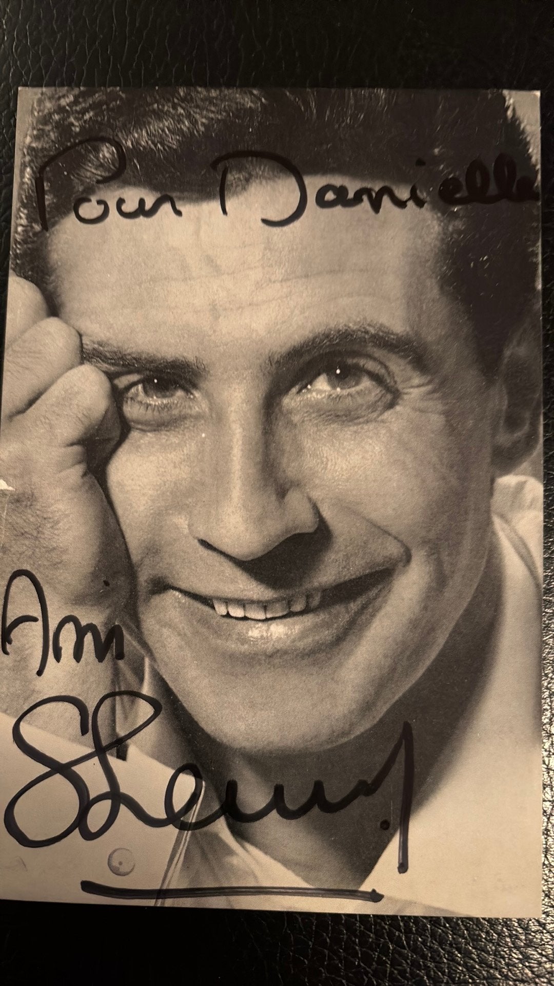 Gilbert Becaud 1964 originele kaart met ECHTE handtekening, Verzamelen, Ophalen of Verzenden, 1960 tot 1980, Ongelopen, Sterren en Beroemdheden