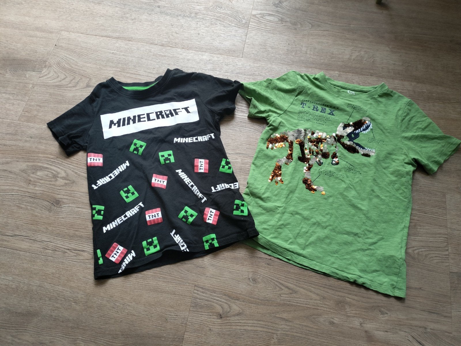 2 T-shirts: Minecraft & T-Rex (maat 134/140), Kinderen en Baby's, Ophalen of Verzenden, Gebruikt, Jongen, Shirt of Longsleeve
