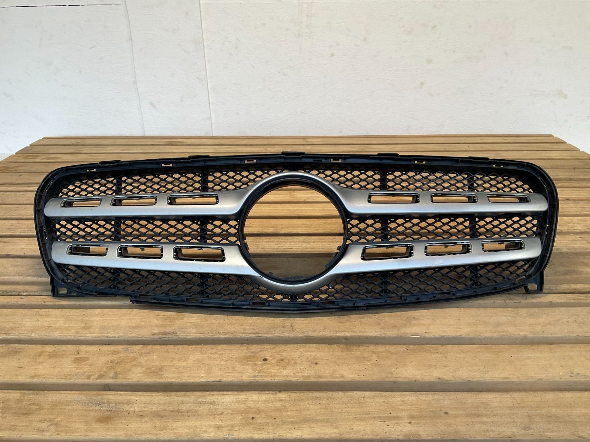 Bumper Grill Mercedes GLA W156 Facelift 16-19 A1568880400 Gr, Gebruikt, Mercedes-Benz AG, Voor, Mercedes-Benz
