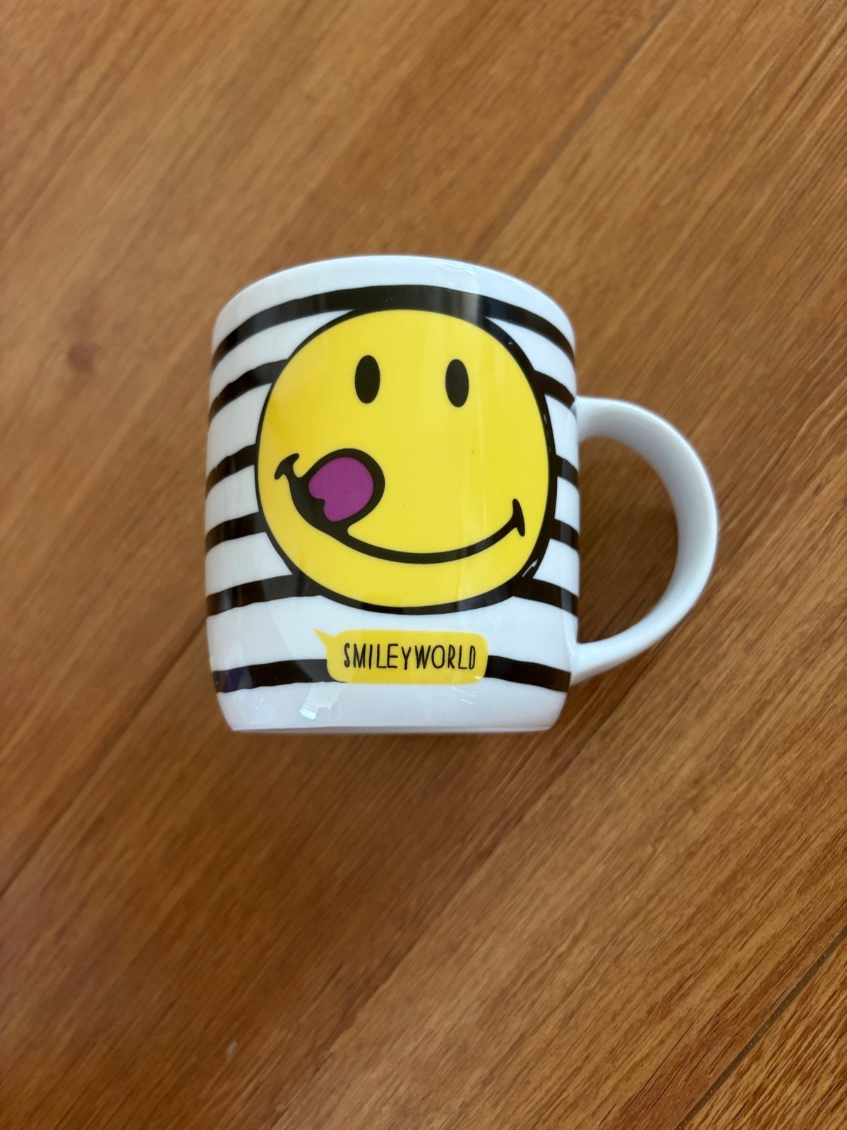 SmileyWorld Mok - Zwart/Wit gestreept met gele smiley, Overige typen, Ophalen of Verzenden, Zo goed als nieuw, Steen/keramiek