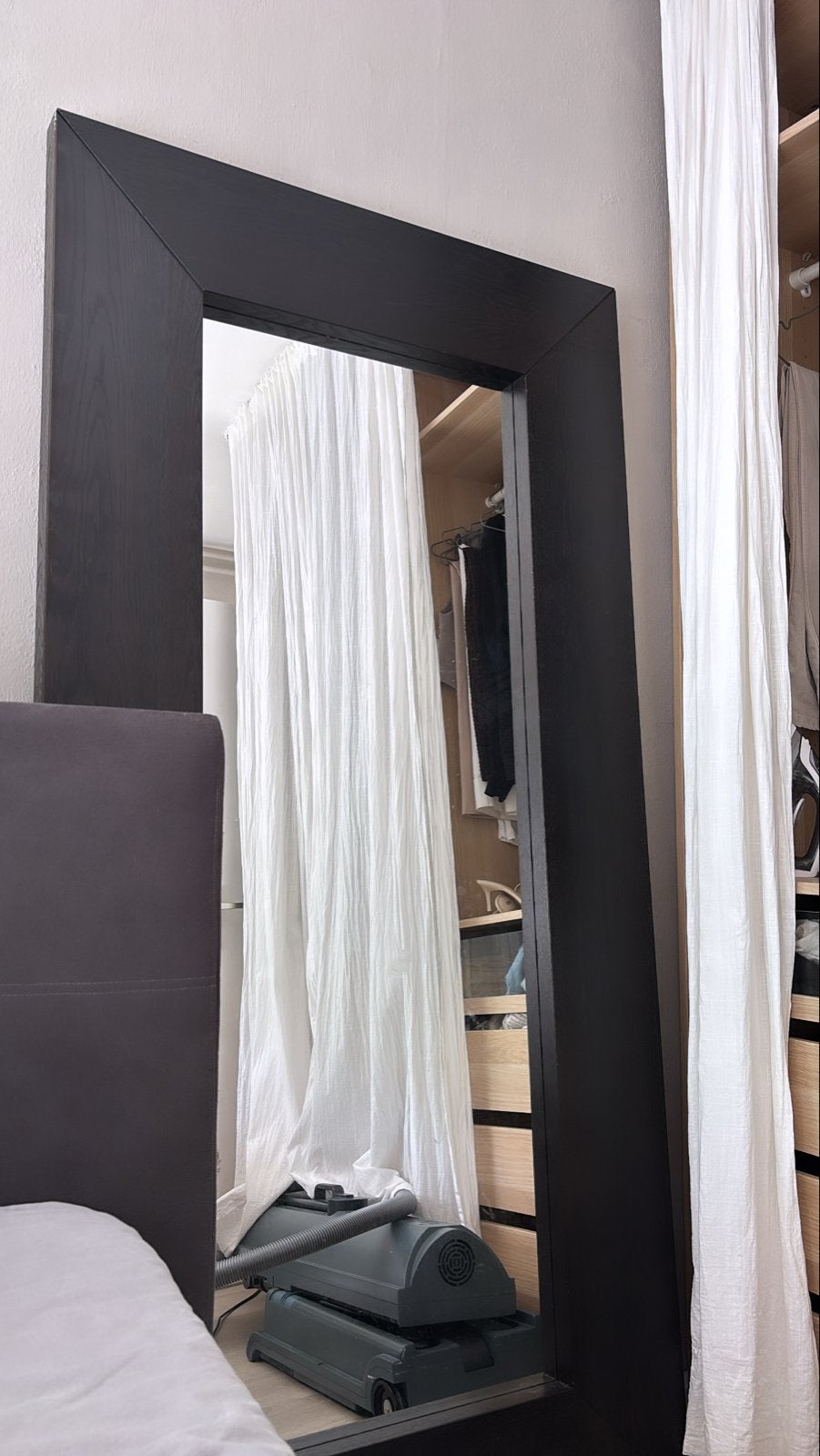 IKEA spiegel met houten lijst - donkerbruin, Huis en Inrichting, Woonaccessoires | Spiegels, Ophalen, Zo goed als nieuw, 150 tot 200 cm