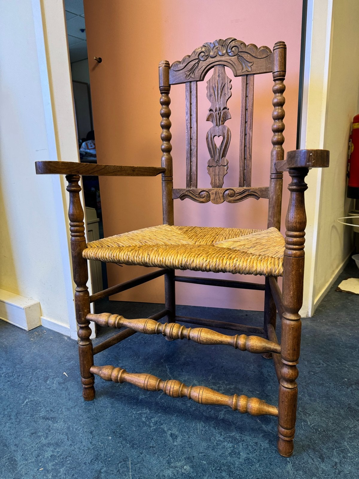 Antieke houten stoel met rieten zitting en armleuningen, Antiek en Kunst, Antiek | Meubels | Stoelen en Banken, Ophalen