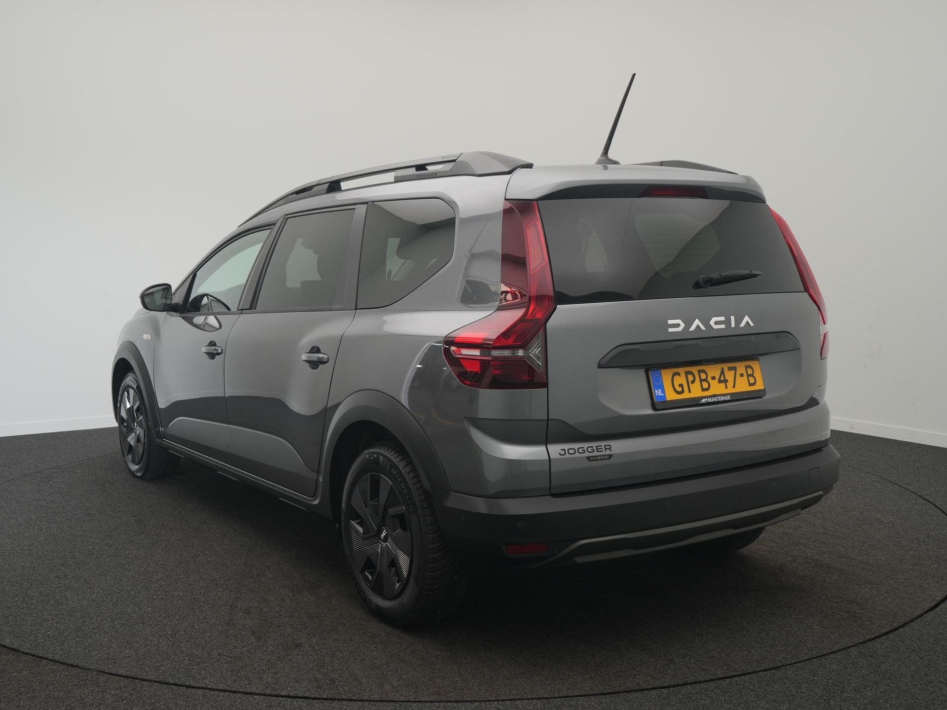 Dacia Jogger 1.6 Hybrid 140 Expression 7p. - All Season band, Auto's, Dealer onderhouden, Gebruikt, 4 cilinders, 7 stoelen