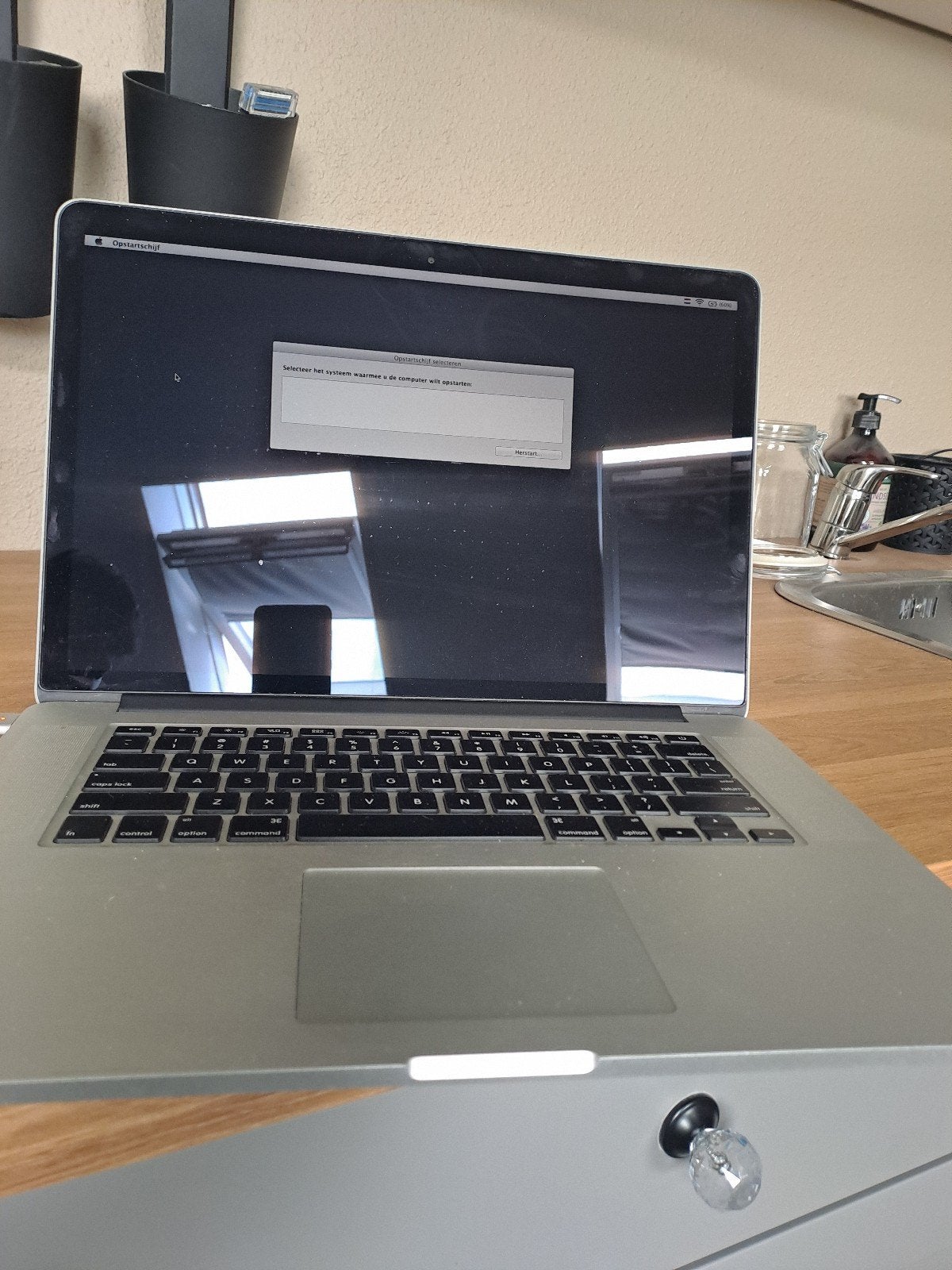 Apple McBook defect / voor onderdelen + werkende oplader, Computers en Software, Apple Macbooks, MacBook Pro, Overige groottes