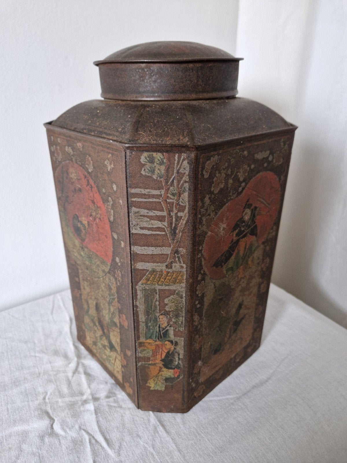 Antieke zeshoekige theebus – Toleware (blik) 1850-1880, Ophalen of Verzenden, Gebruikt, Thee, Overige merken