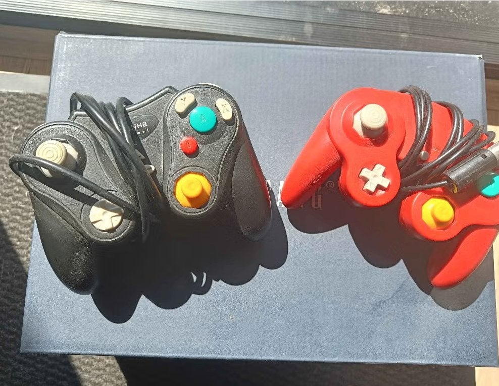 Nintendo Gamecube Controller Rood en Zwart, Spelcomputers en Games, Ophalen, Zo goed als nieuw, Zwart, Met 2 controllers