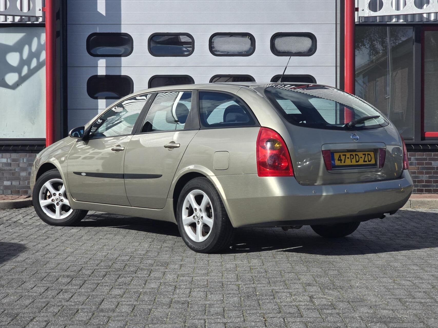 Nissan Primera Estate 1.8 Visia Automaat Navi/Cruise/Clima, Auto's, Stof, Gebruikt, 4 cilinders, 700 kg