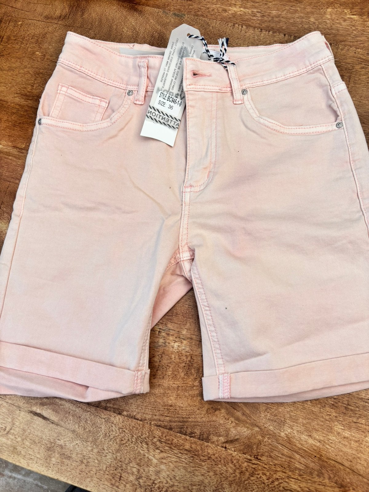 Nieuw Zalmkleurige katoenen strech short maat 36, Ophalen of Verzenden, Nieuw, Overige kleuren, Overige jeansmaten