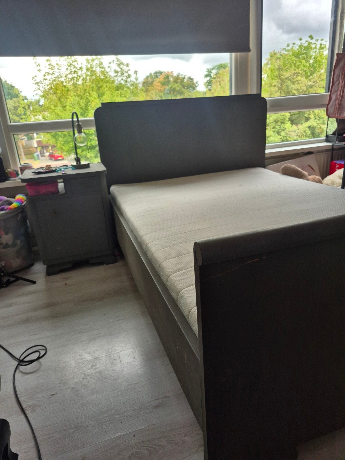 Tienerbed met matras en nachtkastje, Ophalen, Gebruikt, Eenpersoons, 140 cm