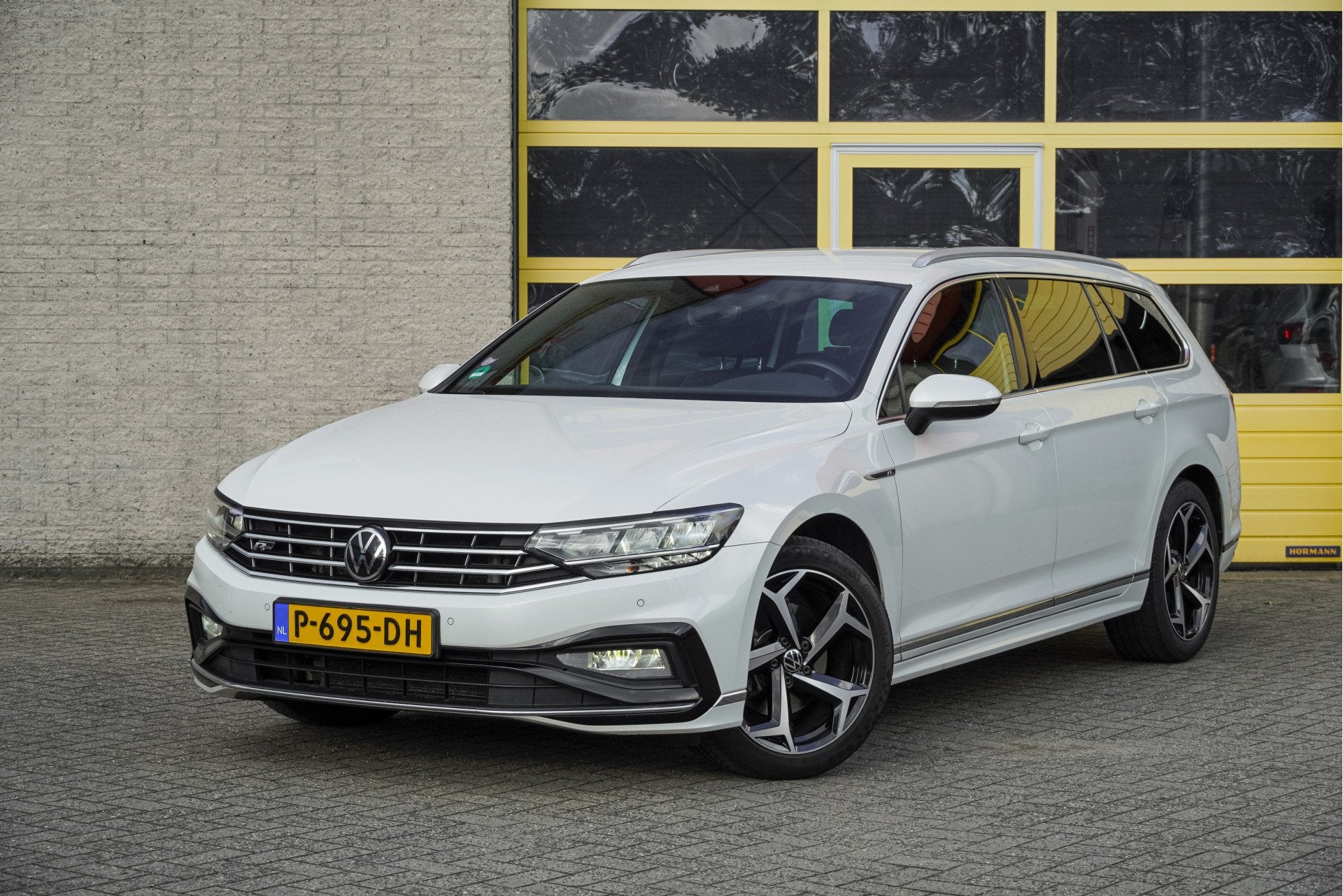 Volkswagen Passat Variant 1.5 TSI 150PK! Automaat R-Line Bus, Auto's, Dealer onderhouden, 4 cilinders, 150 pk, Wit