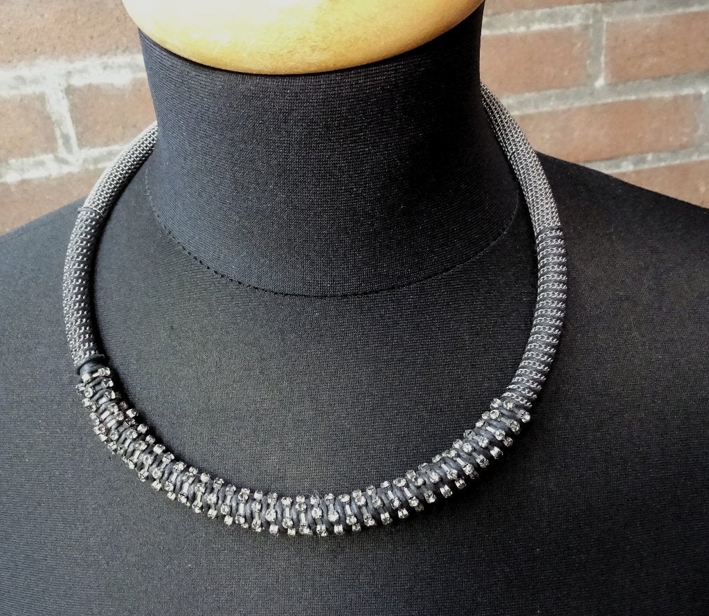 Choker koord ketting zilverkleurig * midden strass steentjes, Overige materialen, Gebruikt, Verzenden, Met strass