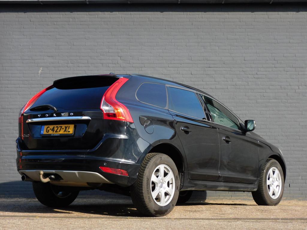 Volvo XC60 2.0 D3 FWD Summum DEALER ONDERHOUDEN! STOELVERW!, Auto's, 4 cilinders, Automatische klimaatregeling, Zwart, Leder