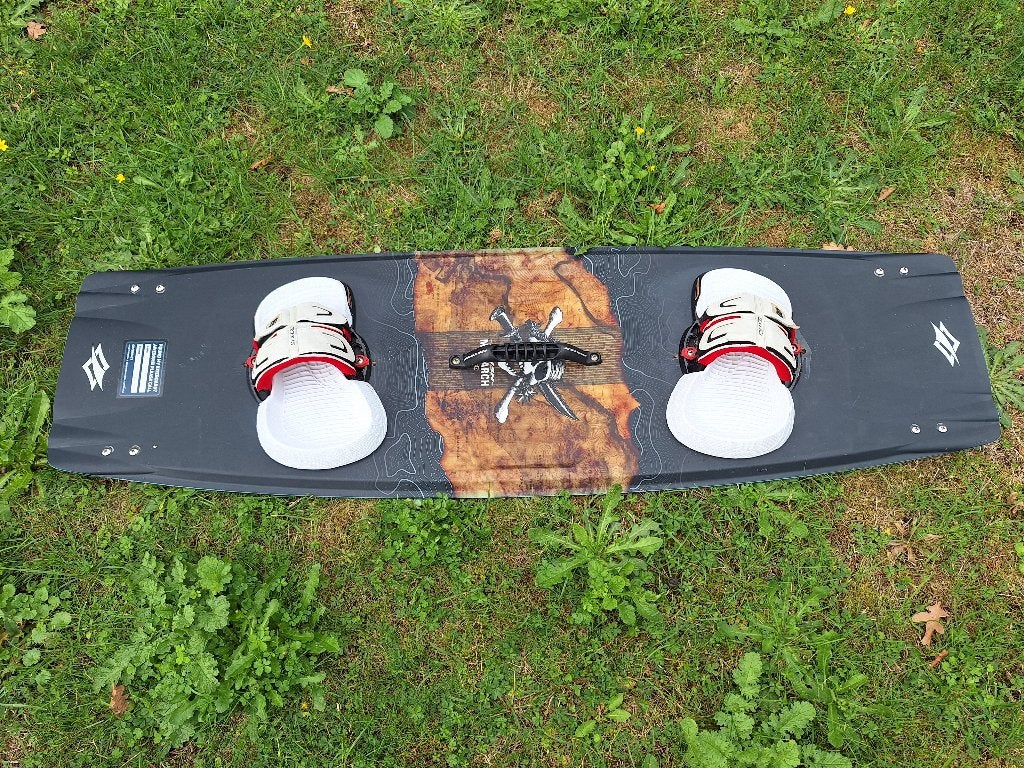 Naish Monarch 2023 138 x 42 met Apex bindingen, Watersport en Boten, Ophalen, Twintip, Kiteboard, Zo goed als nieuw