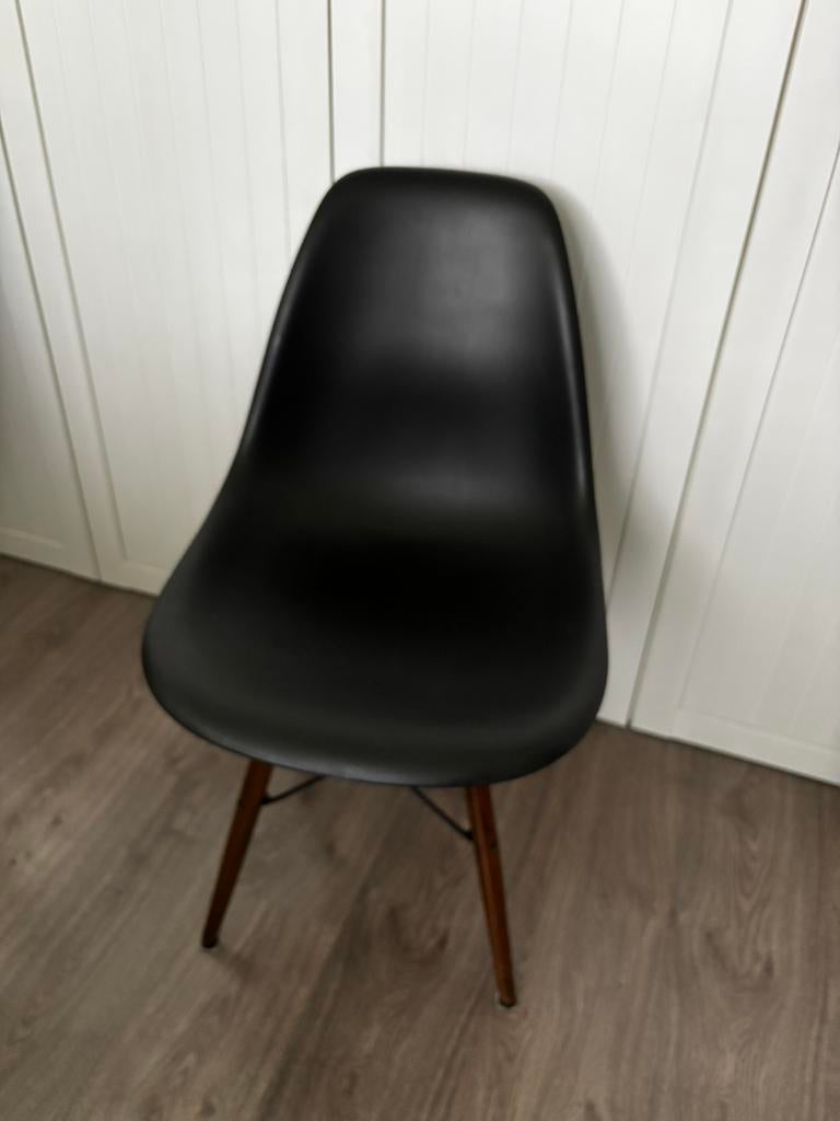 Zwarte design eetkamerstoel met houten poten, Ophalen, Zo goed als nieuw, Zwart, Eén