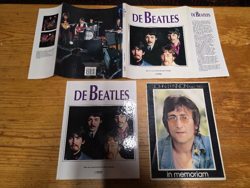 Boek over The Beatles met poster van John Lennon 1940 - 1980, Ophalen of Verzenden, Artiest, Alan Freman Uitgegeven door REBO productions