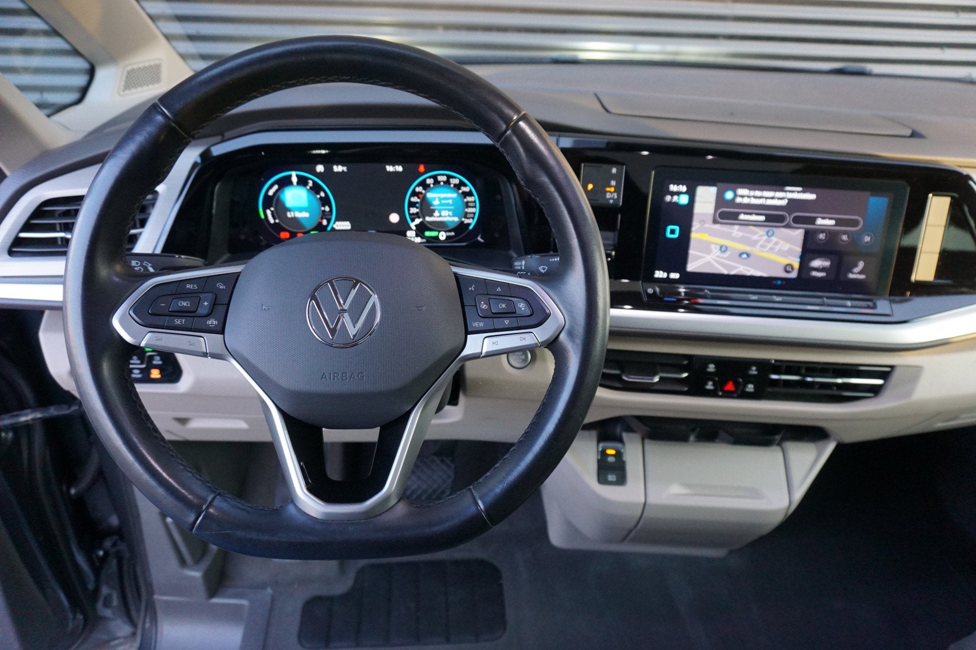 Volkswagen Multivan 1.4 PHEV 218pk L2 Bulli Edition 7 Persoo, Stof, Gebruikt, 138 €/maand, 7 stoelen