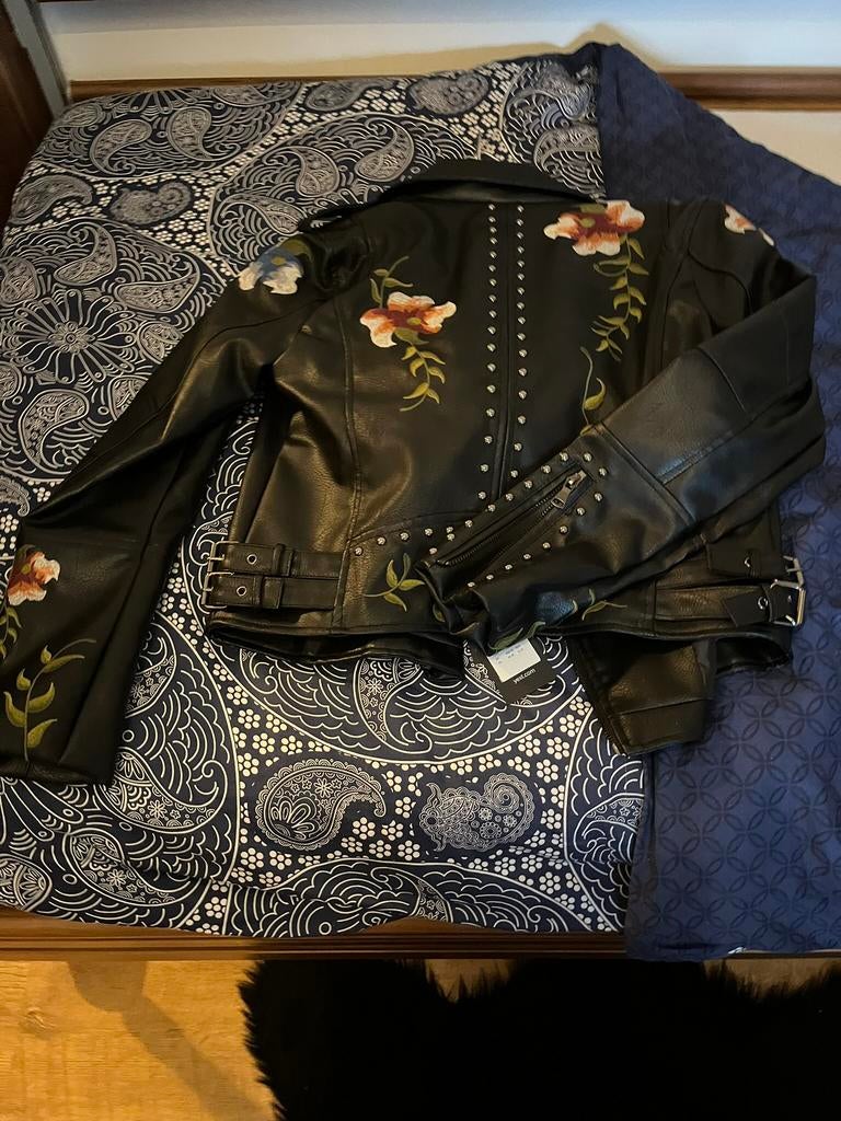 Mooie jas met geborduurde bloemen erop ., Maat 38/40 (M), Zwart, Nieuw, Ophalen of Verzenden